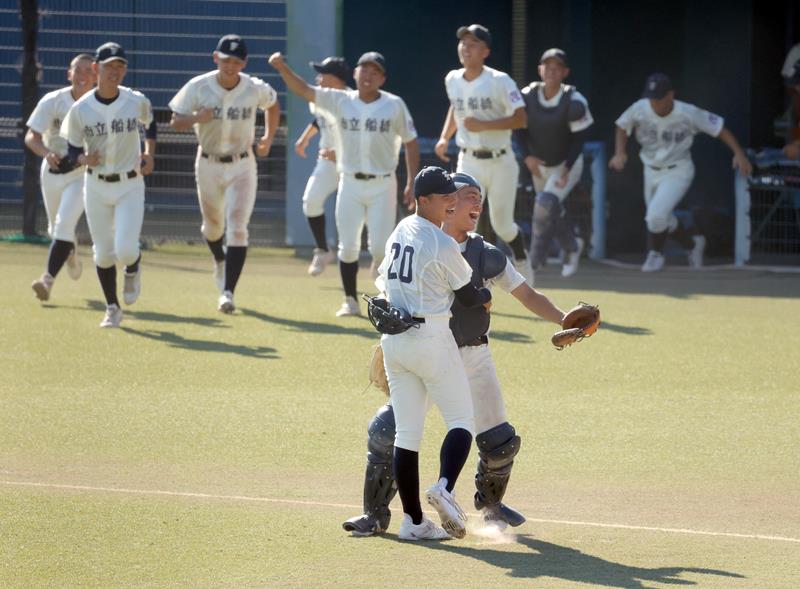 市船橋－流通経大柏　劇的な逆転勝ちを収め、喜ぶ市船橋ナイン＝ゼットエー