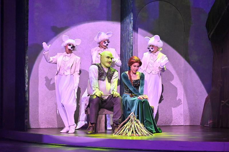 前列左がシュレックのｓｐｉ、右がフィオナの福田えり。撮影：阿部章仁