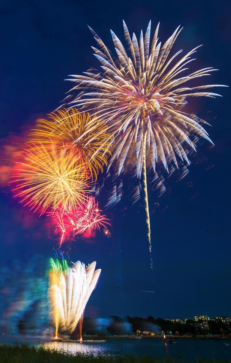 過去の手賀沼花火大会の様子。クラウドファンディングで想定を超す寄付が集まり、今年４年ぶりに復活する