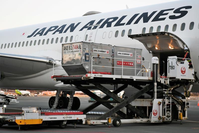 成田空港で輸出される貨物が積み込まれる航空機=2月