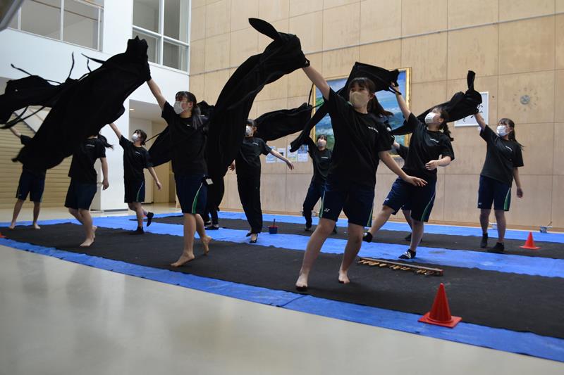 本番用の衣装を使い、振り付けを確認する部員たち