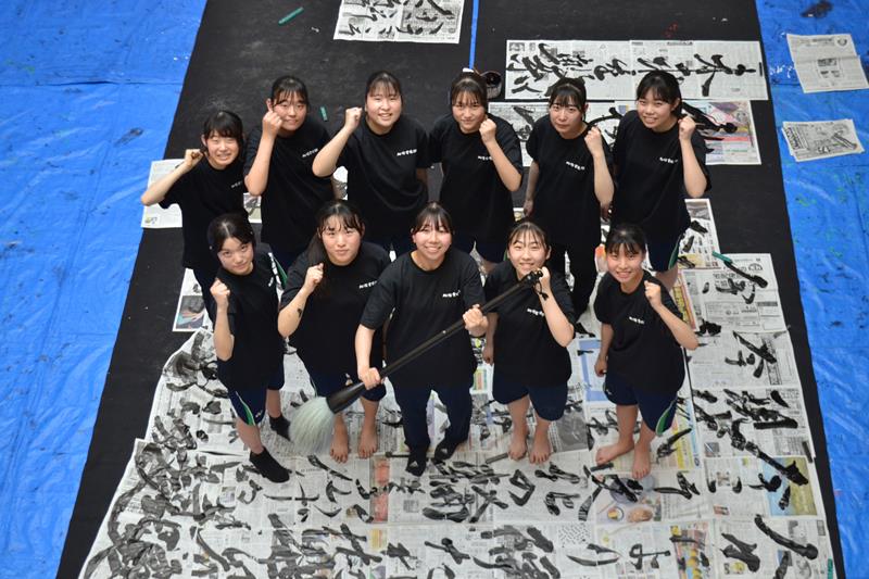 書道パフォーマンスの全国大会に臨む書道部のメンバー＝八千代市の八千代松陰高