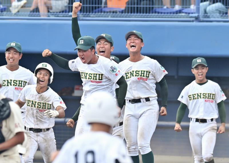 延長１２回タイブレークの末、拓大紅陵にサヨナラ勝ちし喜ぶ専大松戸ナイン＝県総合ＳＣ