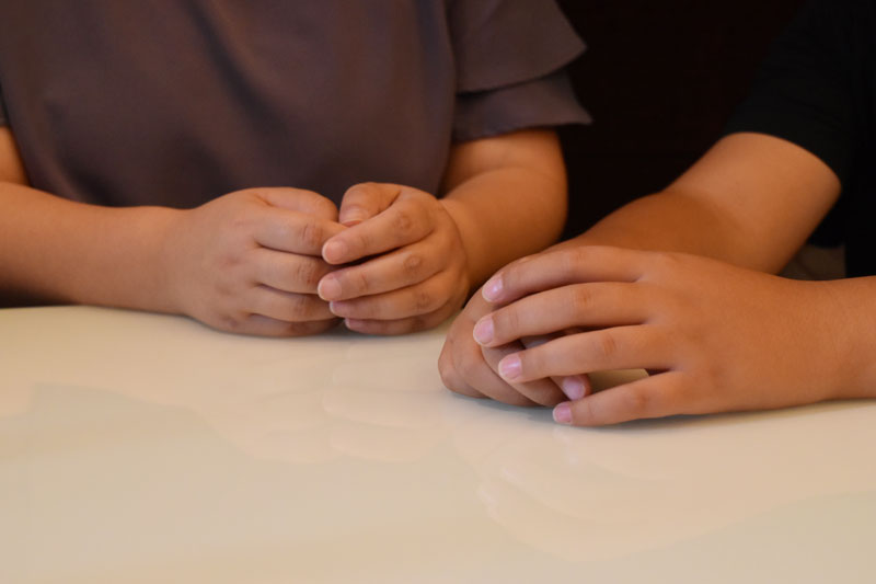 日常的な不安を打ち明けるＨＳＣの男児（右）と母親（左）