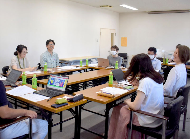 熱心に意見を交わす参加者＝２４日、流山商工会議所