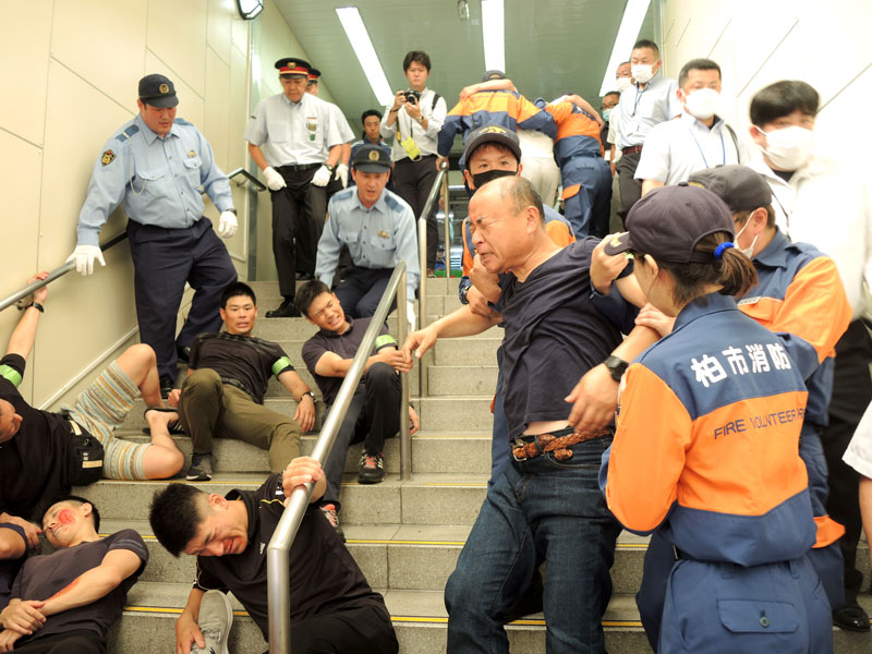 ＪＲ柏駅で４４人が将棋倒しになったと想定し行われた救助訓練＝２５日、柏市