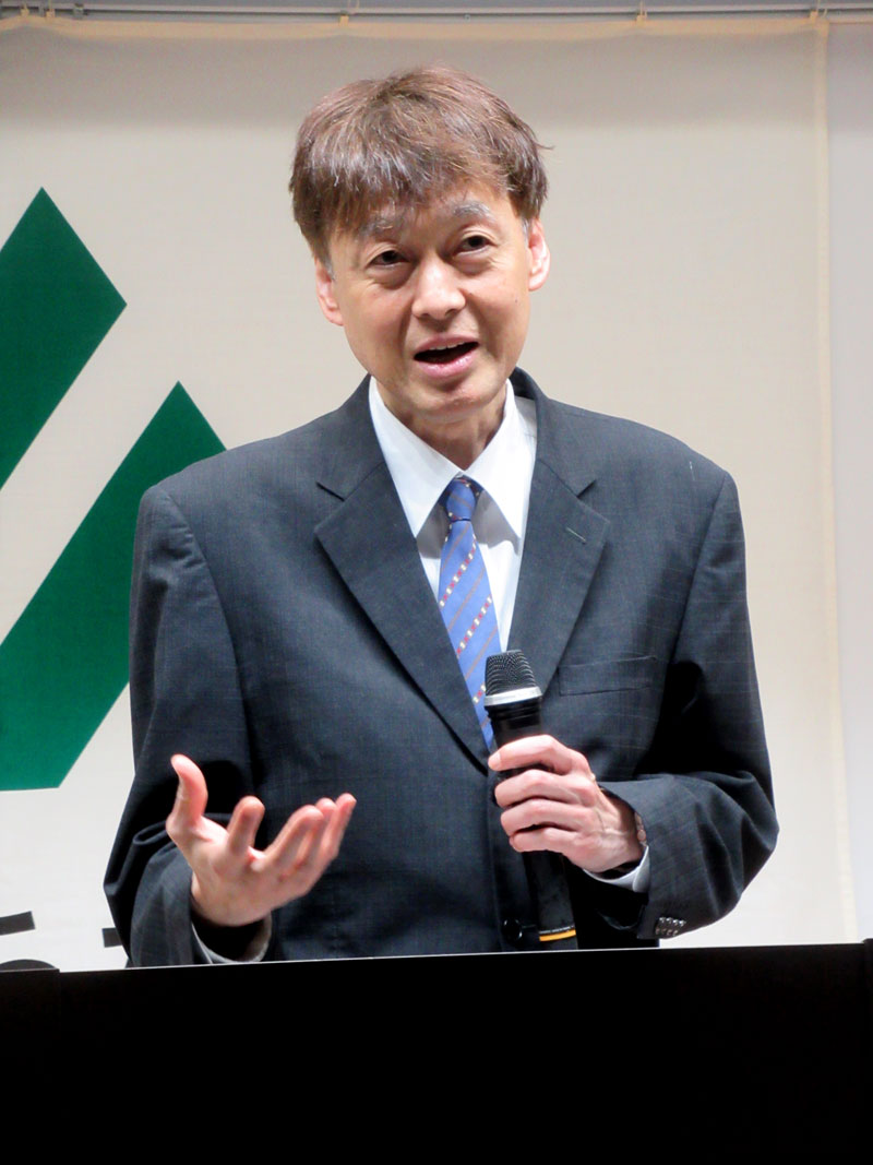 聴衆を前に話す古田さん＝市川市