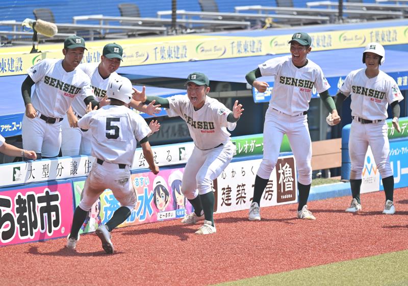 ８回に同点の生還をした大森（５）を大喜びで迎える専大松戸ナイン