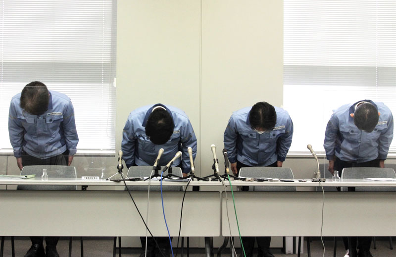 記者会見で謝罪する日本製鉄東日本製鉄所の谷潤一所長(左から2人目)ら=2022年8月18日、千葉県庁