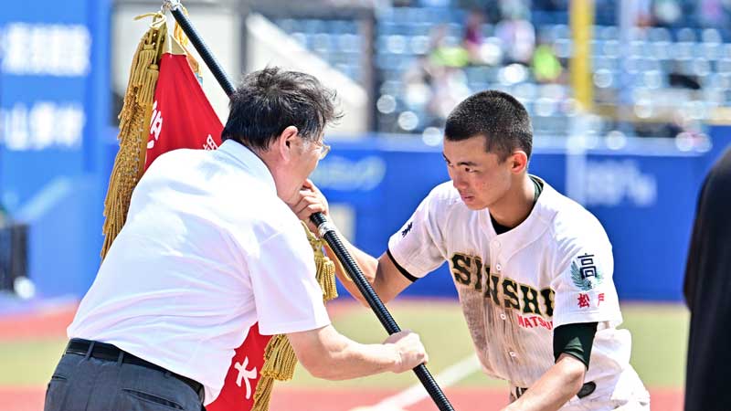 優勝旗を受け取る専大松戸の大森（右）＝７月２７日、ＺＯＺＯマリンスタジアム