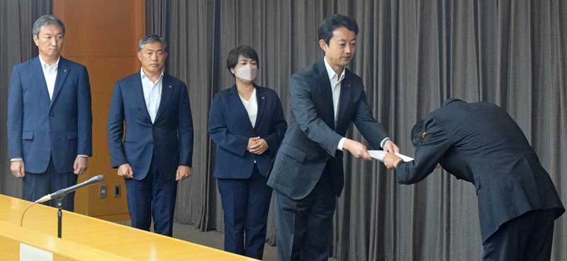 日本製鉄東日本製鉄所の野見山所長（右端）に指導文書などを手渡す熊谷知事（右から２人目）と地元３市長＝８日、県庁