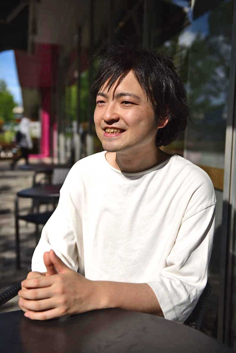 インタビューに応じる清水晴木さん＝千葉市美浜区