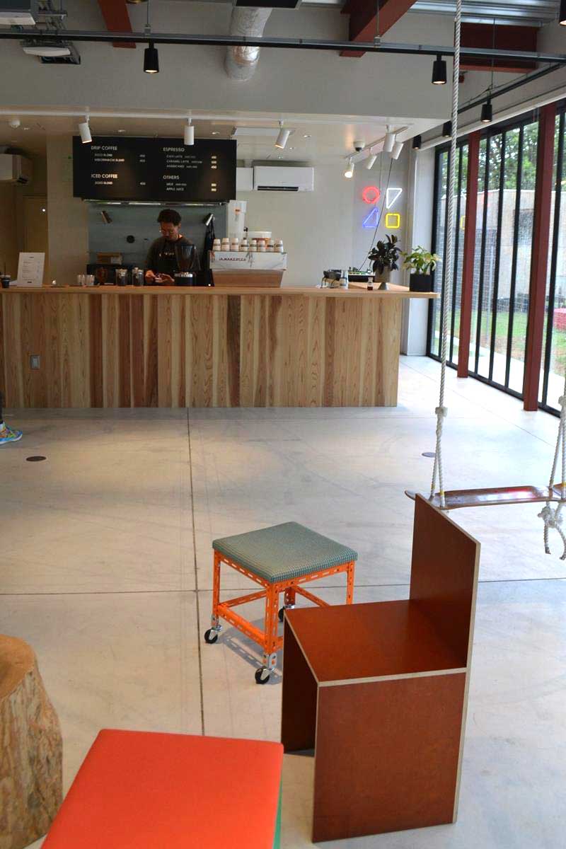 おしゃれな椅子なども並び、コーヒーを楽しむことができる