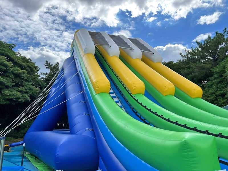 ８歳の男児が骨折する事故があった千葉市美浜区の稲毛海浜公園プールのスライダー（市提供）