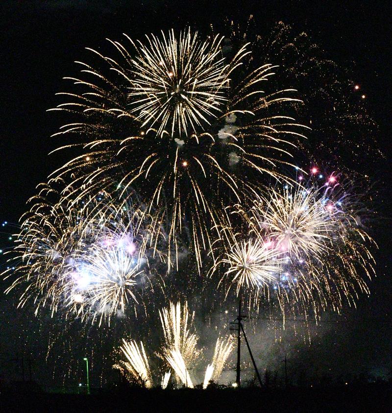 ４年ぶりに約５千発の大輪が夜空を彩った「水郷おみがわ花火大会」＝１日夜、香取市