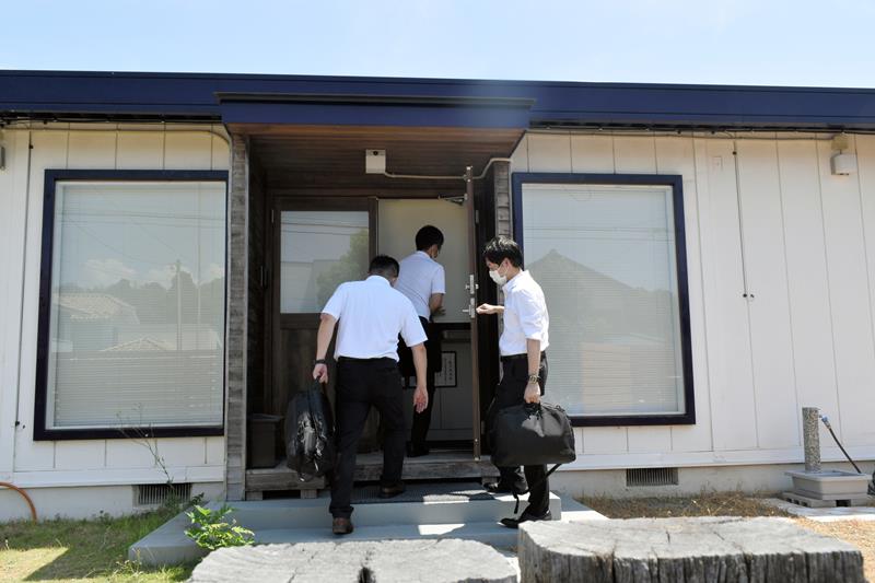 東京地検特捜部が家宅捜索した秋本真利衆院議員の地元事務所＝４日午前１１時３５分ごろ、佐倉市