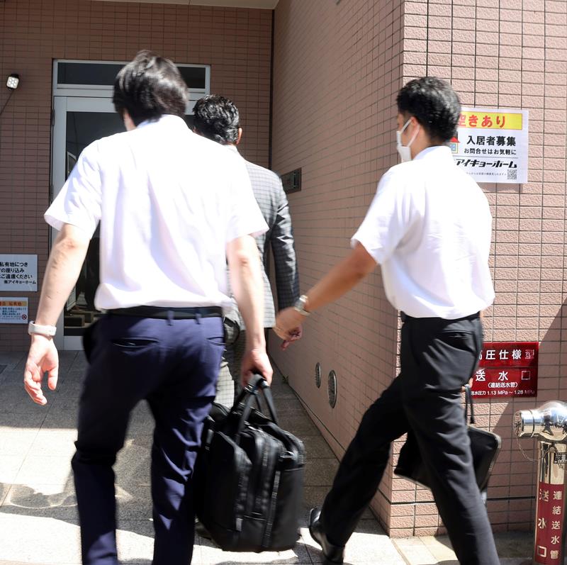 秋本衆院議員の自宅マンションに家宅捜索に入る東京地検の係官ら=4日午後1時半ごろ、千葉市若葉区