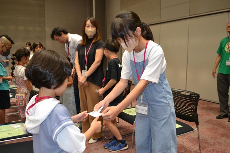 名刺交換のやり方を練習する子どもたち