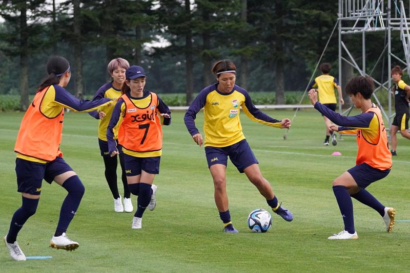 夏季合宿でトレーニングする千葉の選手たち＝北海道網走市（（Ｃ）ＪＥＦＵＮＩＴＥＤ）