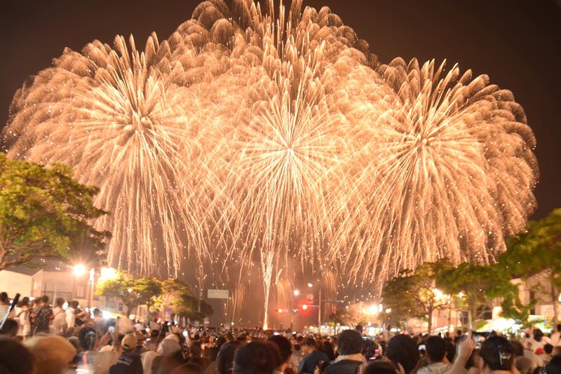 約１万発が銚子の夜空を彩った花火大会＝５日夜、銚子市