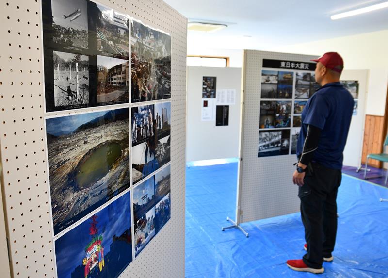 被災地の様子を伝える写真展＝香取市