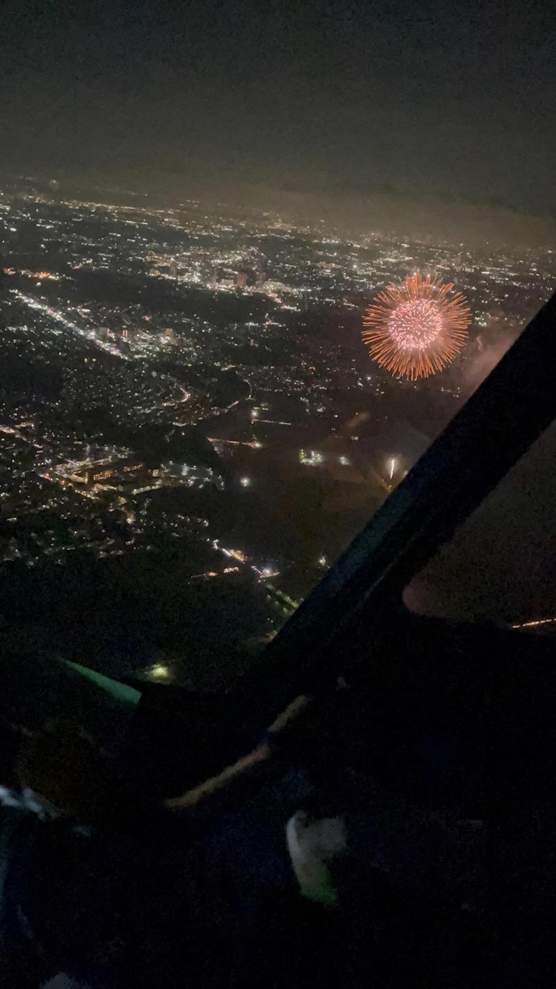 遊覧ヘリから見下ろした花火（ＡｉｒＸ提供）