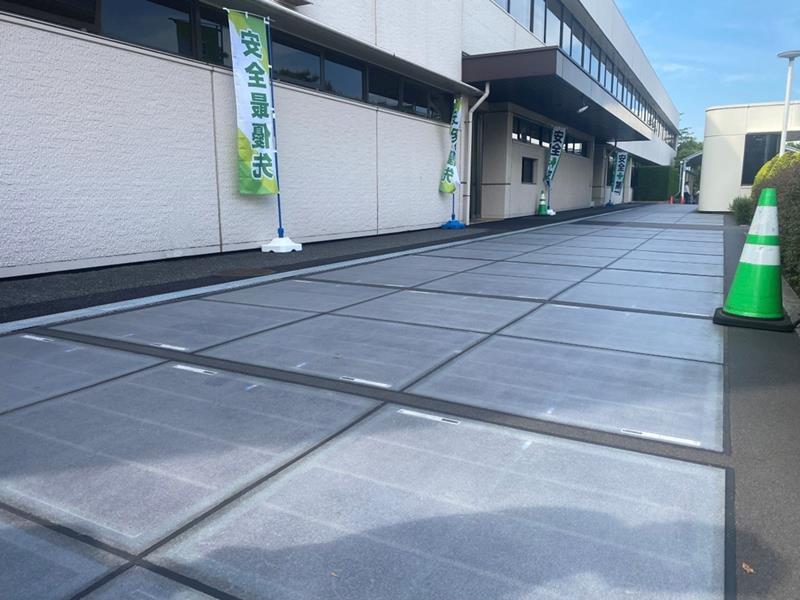 OLC本社内の歩道に設置された自律型エネルギーインフラAIR(ミライラボ提供)