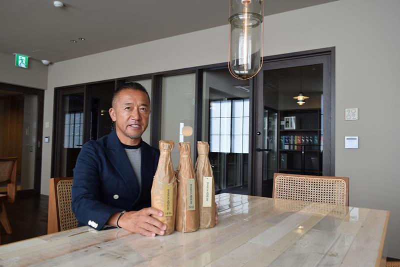 熟成した日本酒の可能性を語る小倉社長＝千葉市中央区