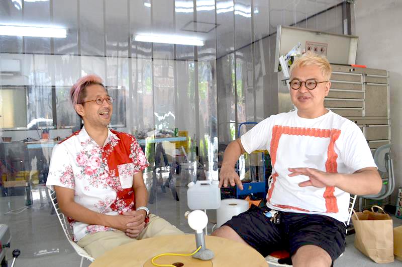 取材に応じる兄のいわさわひとしさん（右）と弟、たかしさん＝千葉市中央区の制作拠点「つくるにわ」