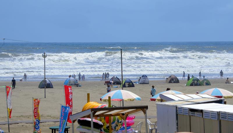 片貝海水浴場は波が高く「遊泳禁止」となり、観光客は砂浜で遊んだ＝１０日、九十九里町