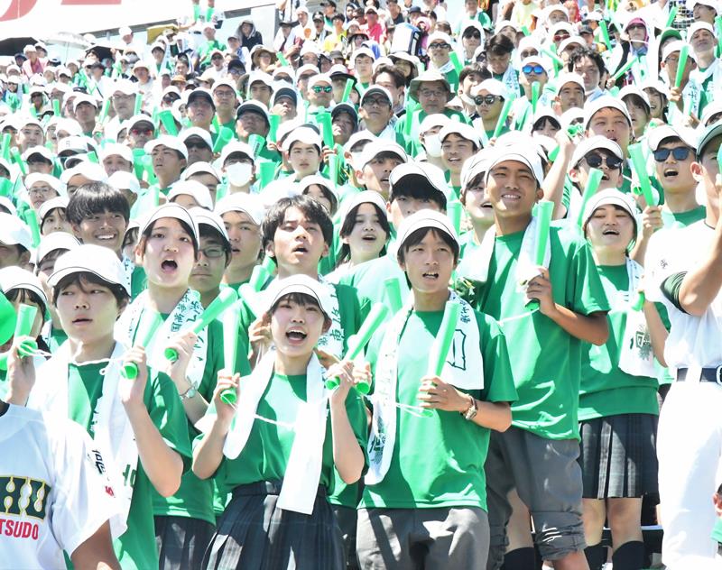 ナインに声援を送る専大松戸の応援団＝１２日、兵庫県西宮市の甲子園球場