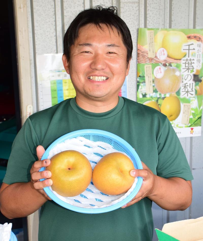 直売所で自慢の梨を販売する会田さん