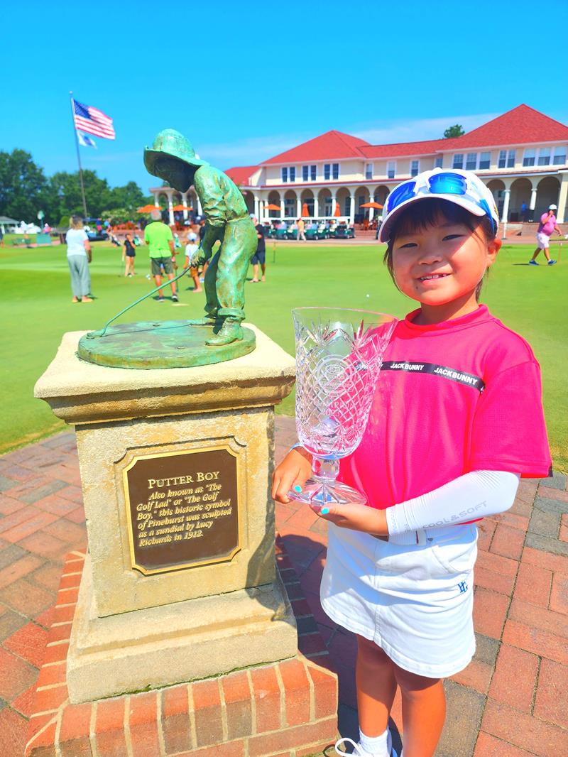 世界最大のジュニアゴルフ大会「ＵＳキッズゴルフ世界選手権」の７歳以下女子の部で優勝した南さん＝米ノースカロライナ州パインハースト（いずれも父・勇大さん提供）