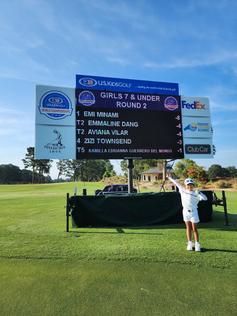 大会のラウンド中に、自らの名前がトップに記されたスコアボードを指差す南さん