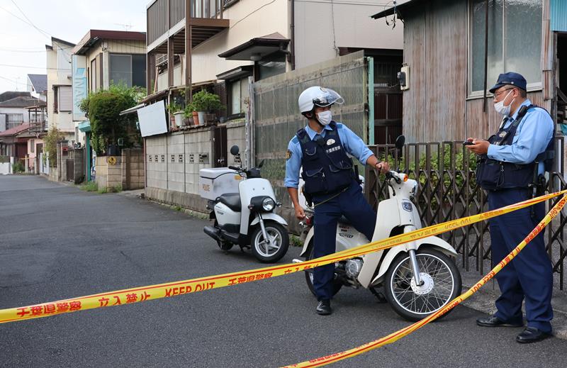現場付近で警戒する警察官＝１５日午後４時ごろ、市川市