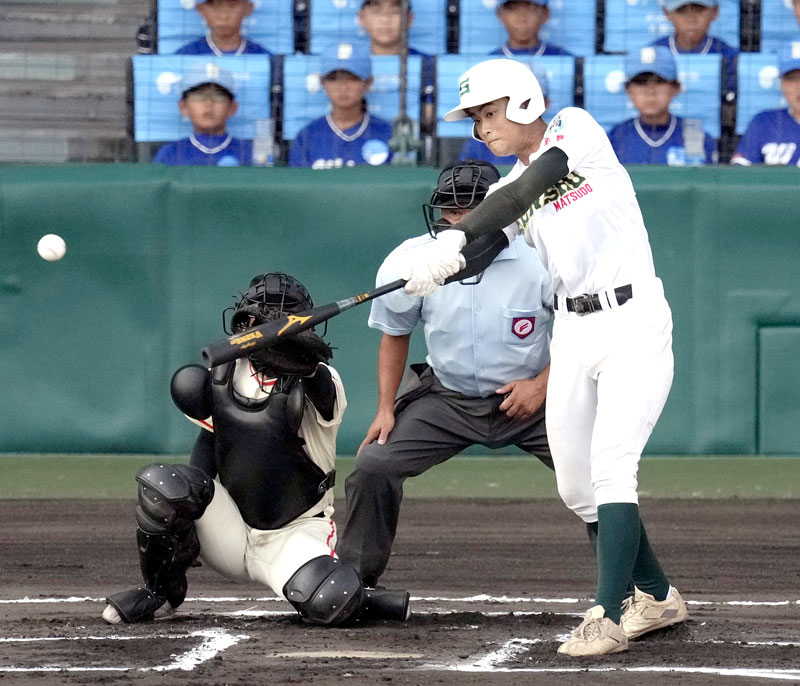 専大松戸-土浦日大 1回表専大松戸1死二、三塁、太田が右前に先制打を放つ=甲子園(共同)