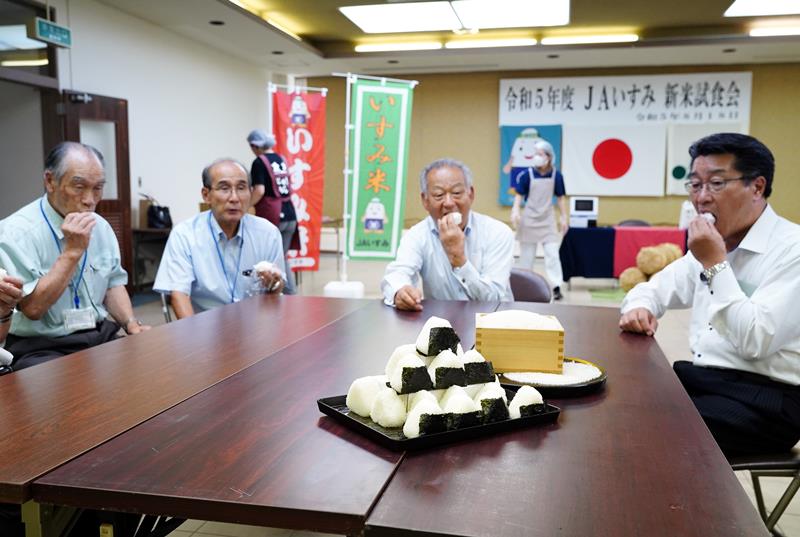 いすみ米の新米おにぎりを試食するＪＡいすみの役員ら＝１８日、いすみ市