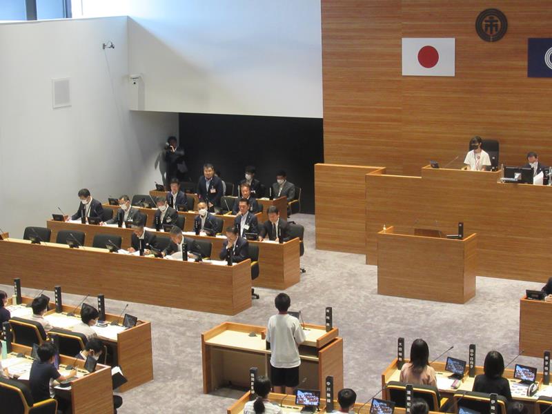 市川市議会議場で開かれた「こども議会」＝１９日