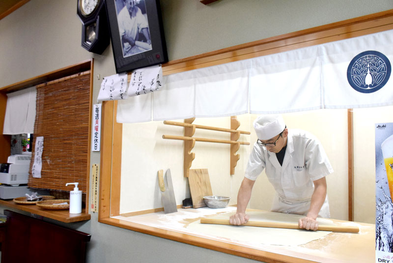 店内でそば打ちに精を出す５代目の康仁さん＝匝瑳市