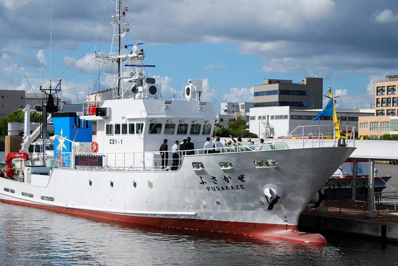 新造された漁業取締船「ふさかぜ」=26日午後、千葉市中央区の千葉みなと桟橋