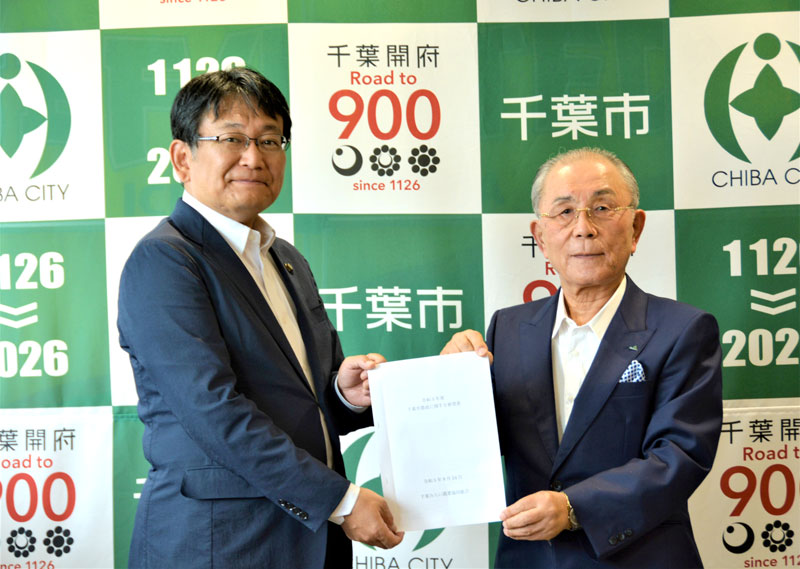 要望書を神谷市長（左）に手渡す林組合長＝千葉市役所