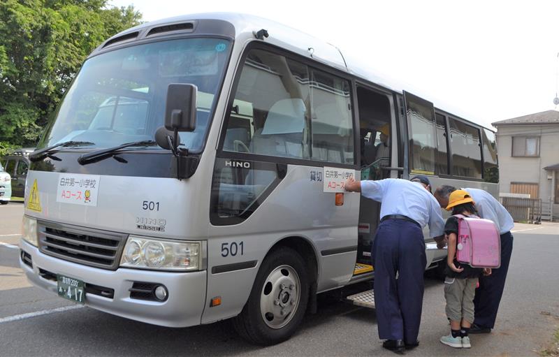 白井市が本格運用を決めたスクールバス＝白井第一小