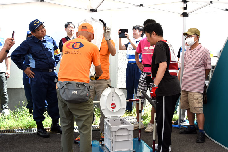 マンホールトイレの設置訓練を視察する千葉市の神谷市長（左）＝２７日午前、同市中央区の椿森中学校