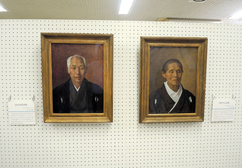 鈴木貫太郎の父・由哲（左）と母・きよの肖像画も、修復を終えて一緒に展示されている