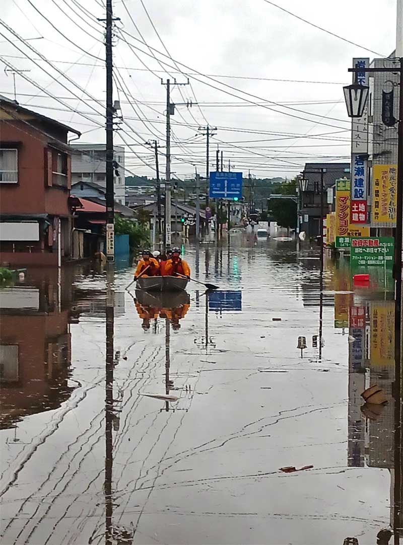 冠水した道路で救助活動する消防のボート＝８日午後５時５分ごろ、茂原市茂原