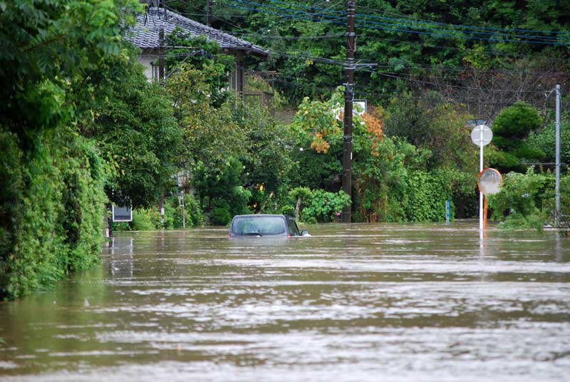大雨で溜まった水で、車が身動きを取れなくなっていた＝８日午後１時１５分ごろ、長柄町針ケ谷