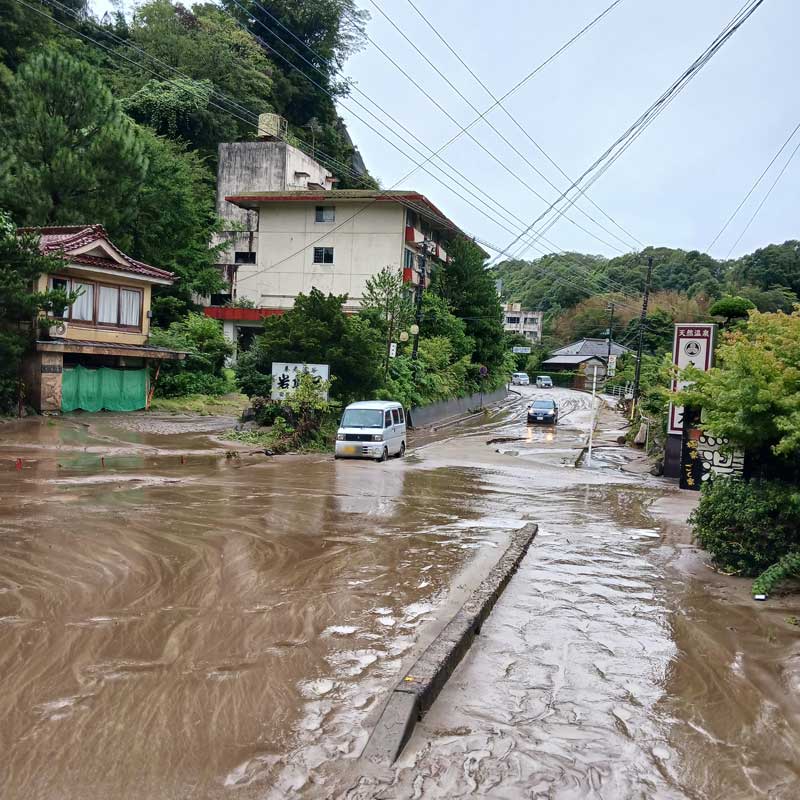 大雨で冠水した市原市の養老渓谷＝８日午後１時ごろ（画像一部加工）