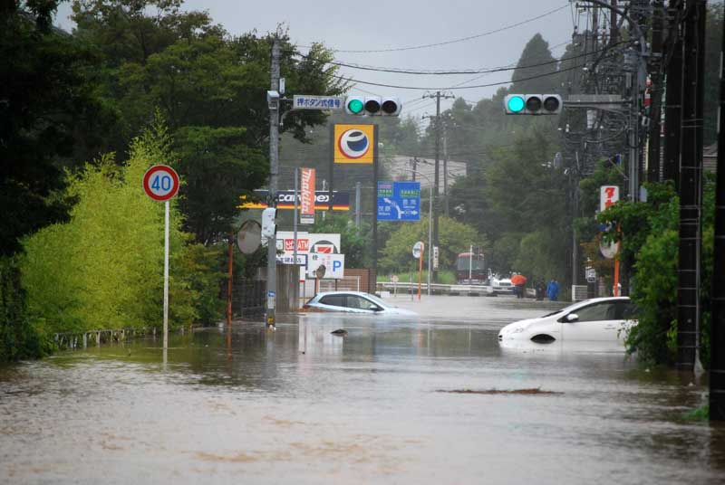 冠水した避難所の長柄町福祉センター近くの道路＝午後１時５０分ごろ、長柄町立鳥