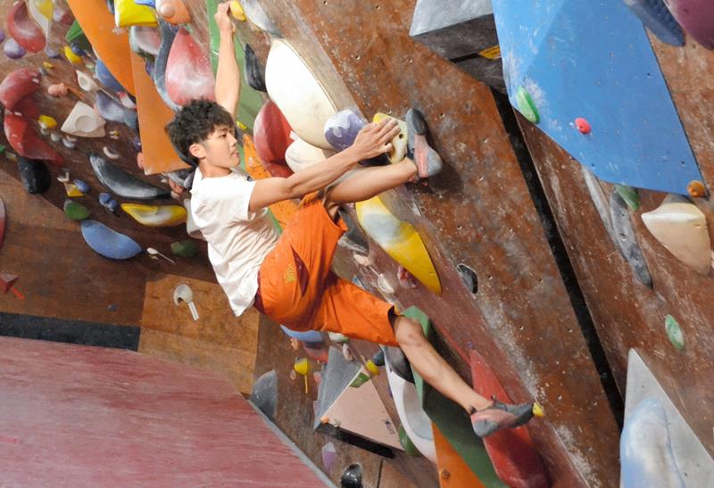 長い手足を使って壁を上る安楽さん