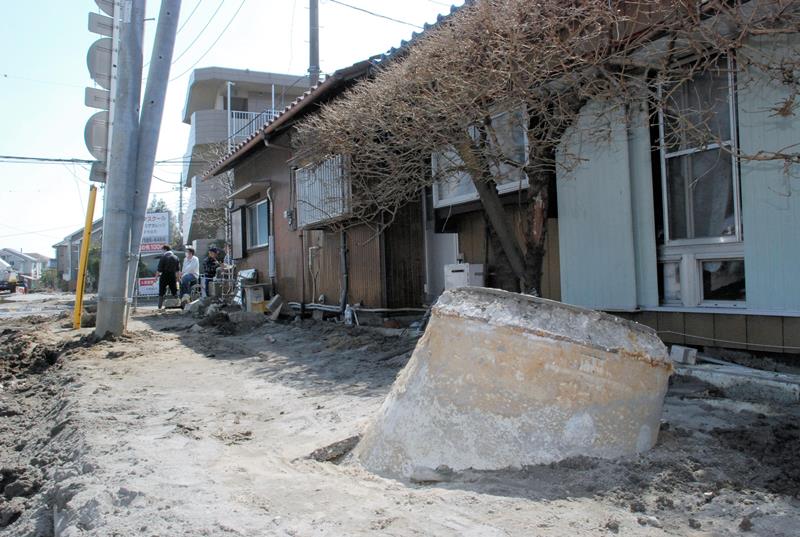 東日本大震災で、液状化現象や道路の隆起、土地の陥没など被害の大きかった「都交差点」脇の住宅地＝２０１１年３月１３日、我孫子市